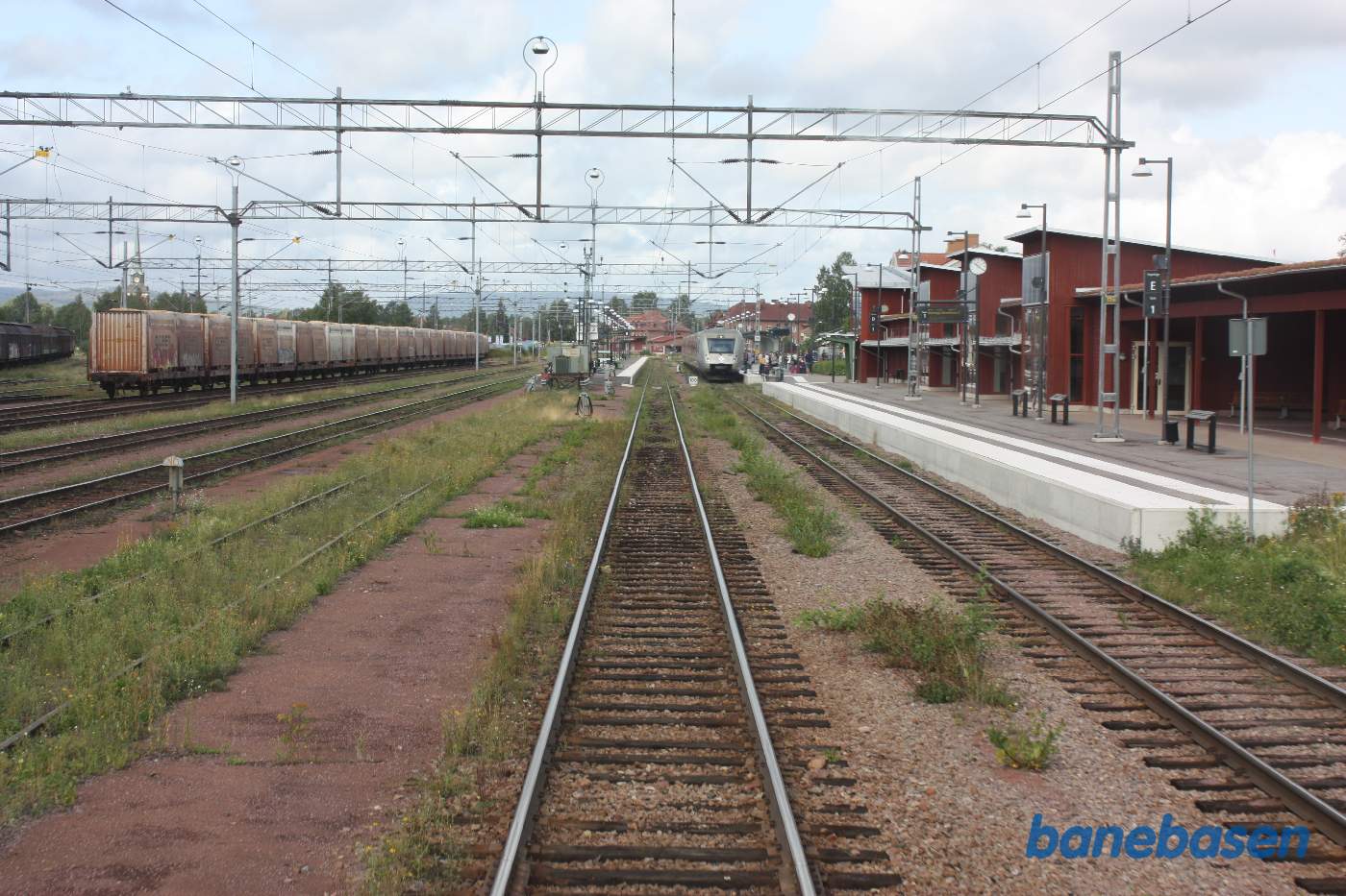 Et bagskud ind over stationen, mens toget langsomt triller ud