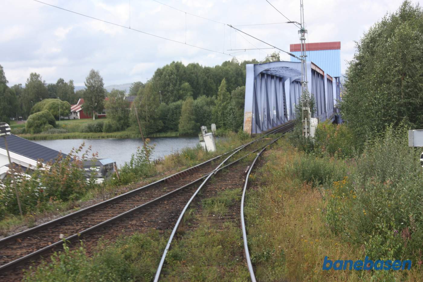 Efter broen ligger en spor-trekant, hvor vi skal nord på op ad Inlandsbanen