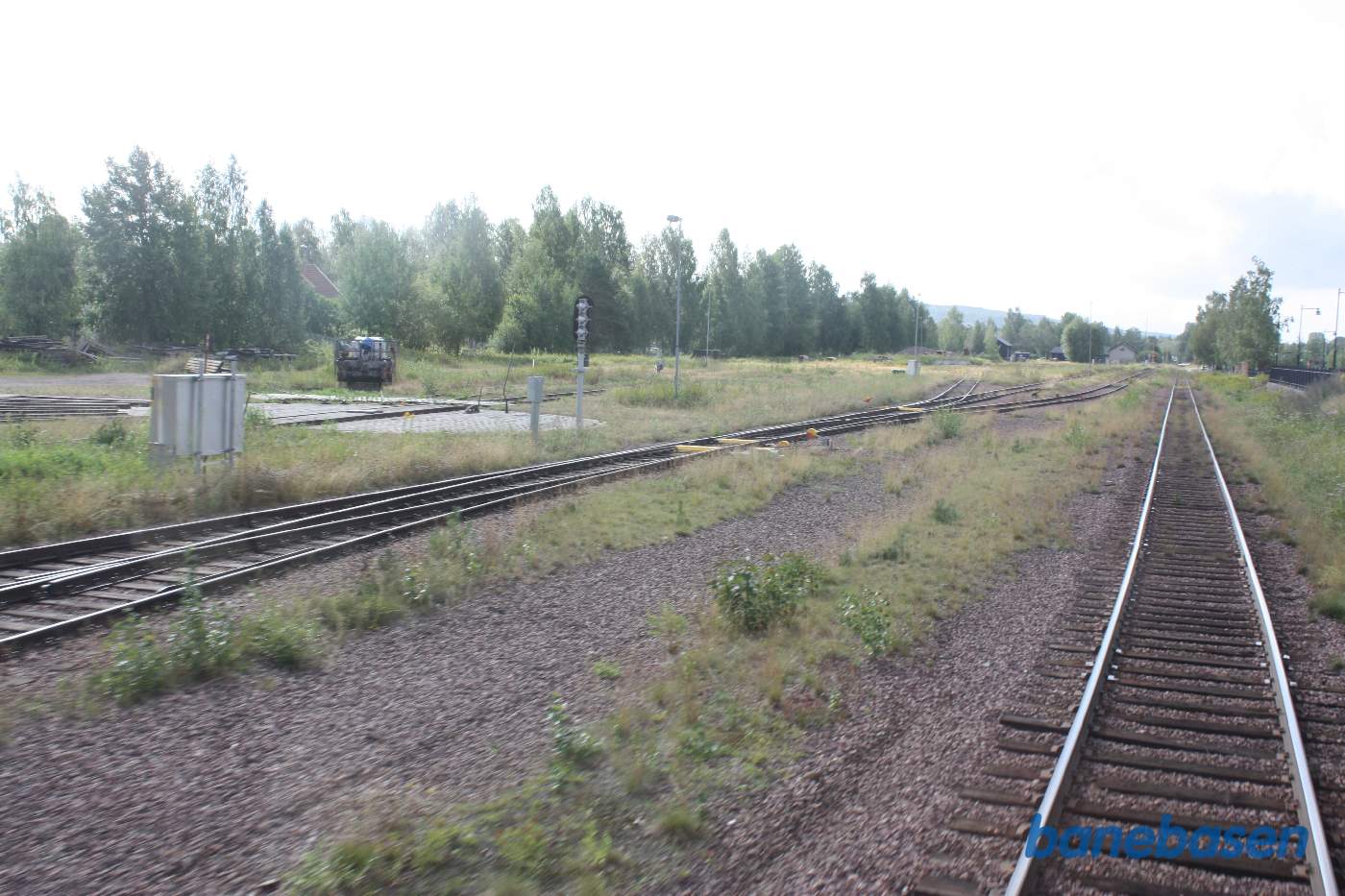 Toget suser igennem Orsa station, her set ud ad bagruden, den overdækkede drejeskive inde til venstre