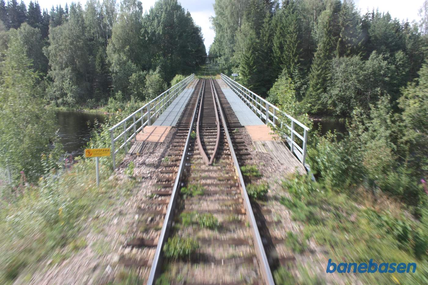 Vi er et sted på strækningen mellem Orsa og jernbanebroen over Ämån elven, her har vi lige kørt over en elv i km 238