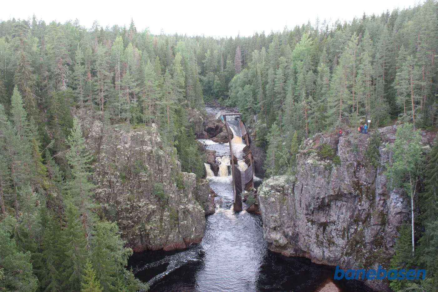 Vi kører langsomt over jernbanebroen over Ämån elven