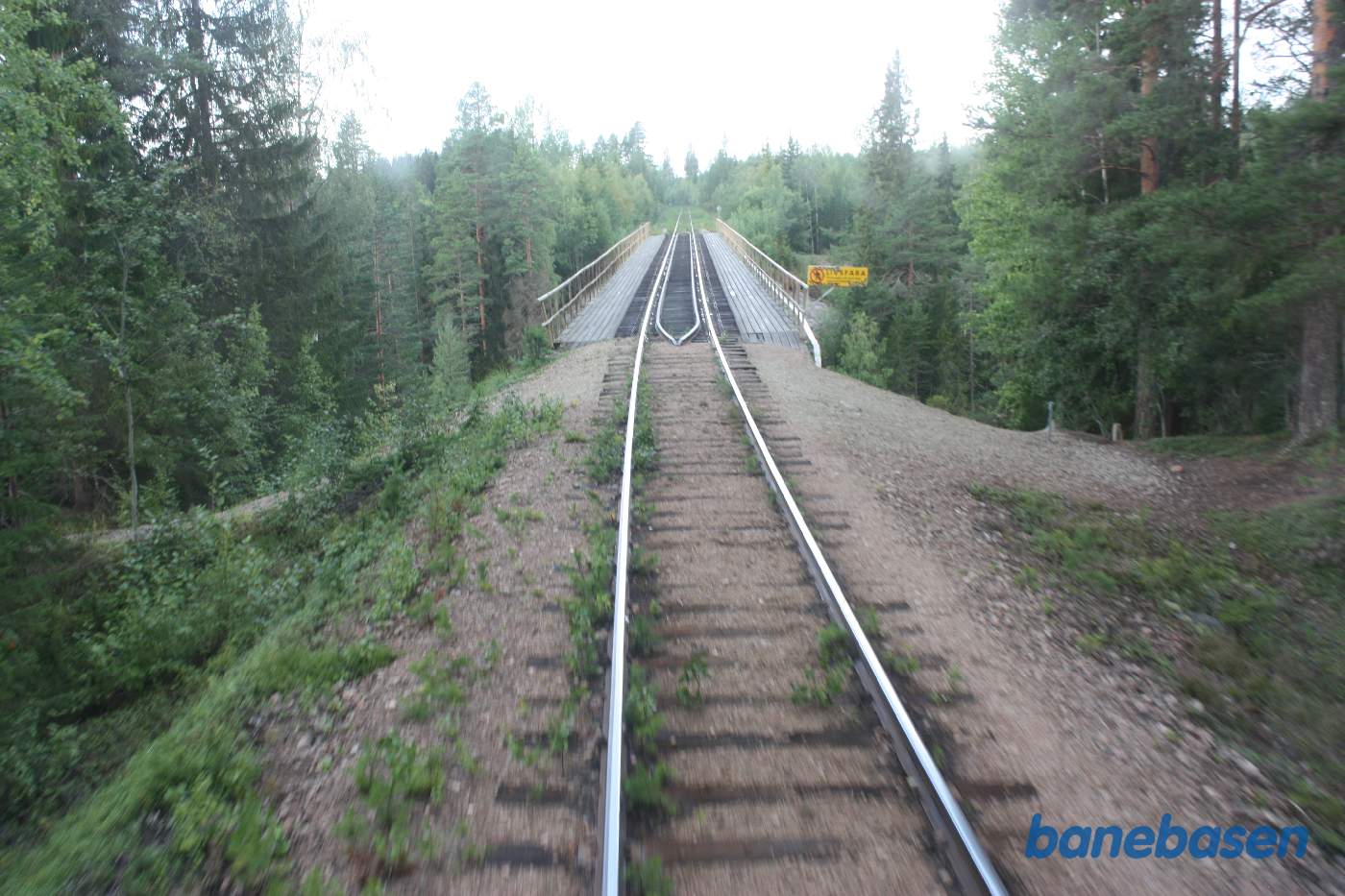 Et bagskud ud over jernbanebroen over Ämån elven