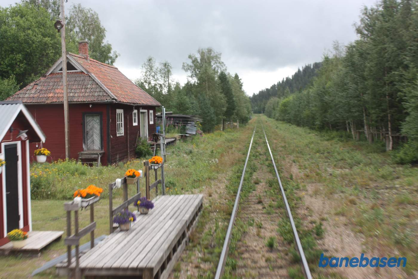 Vi er 150 meter nord for den oprindelige stationsbygning, her med et lille pakhus med egen perron og blomsterkasser