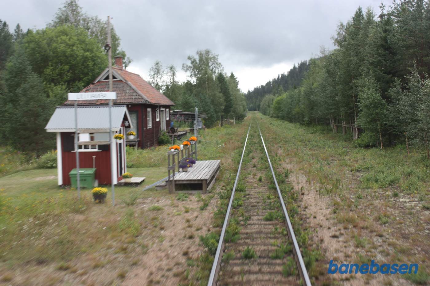 Vi er 150 meter nord for den oprindelige stationsbygning, her med et lille pakhus med egen perron og blomsterkasser