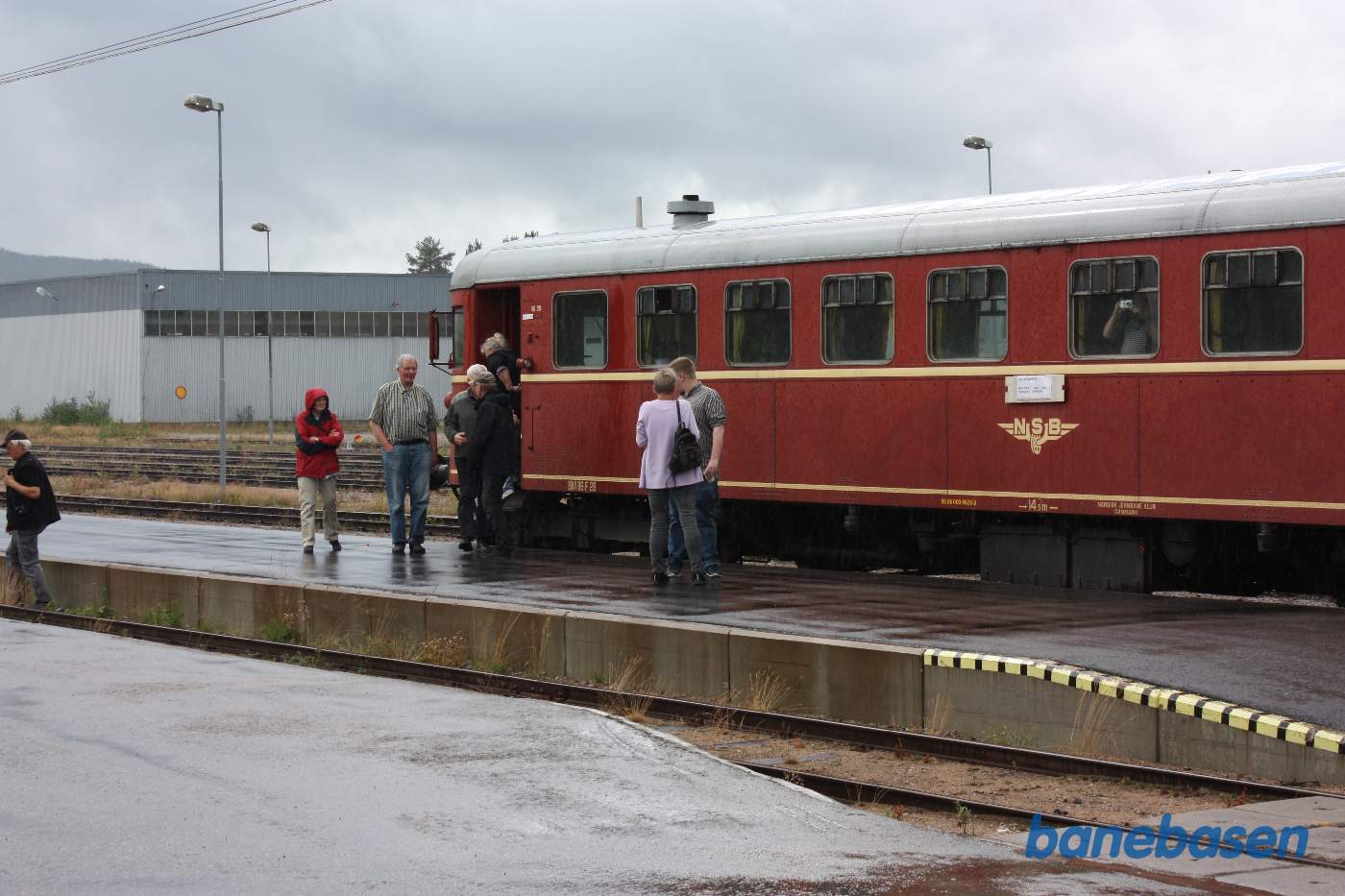 På trods af regnen, skal gæsterne ud på perronen. Vi har et længere ophold for at tanke diesel på motorvognen