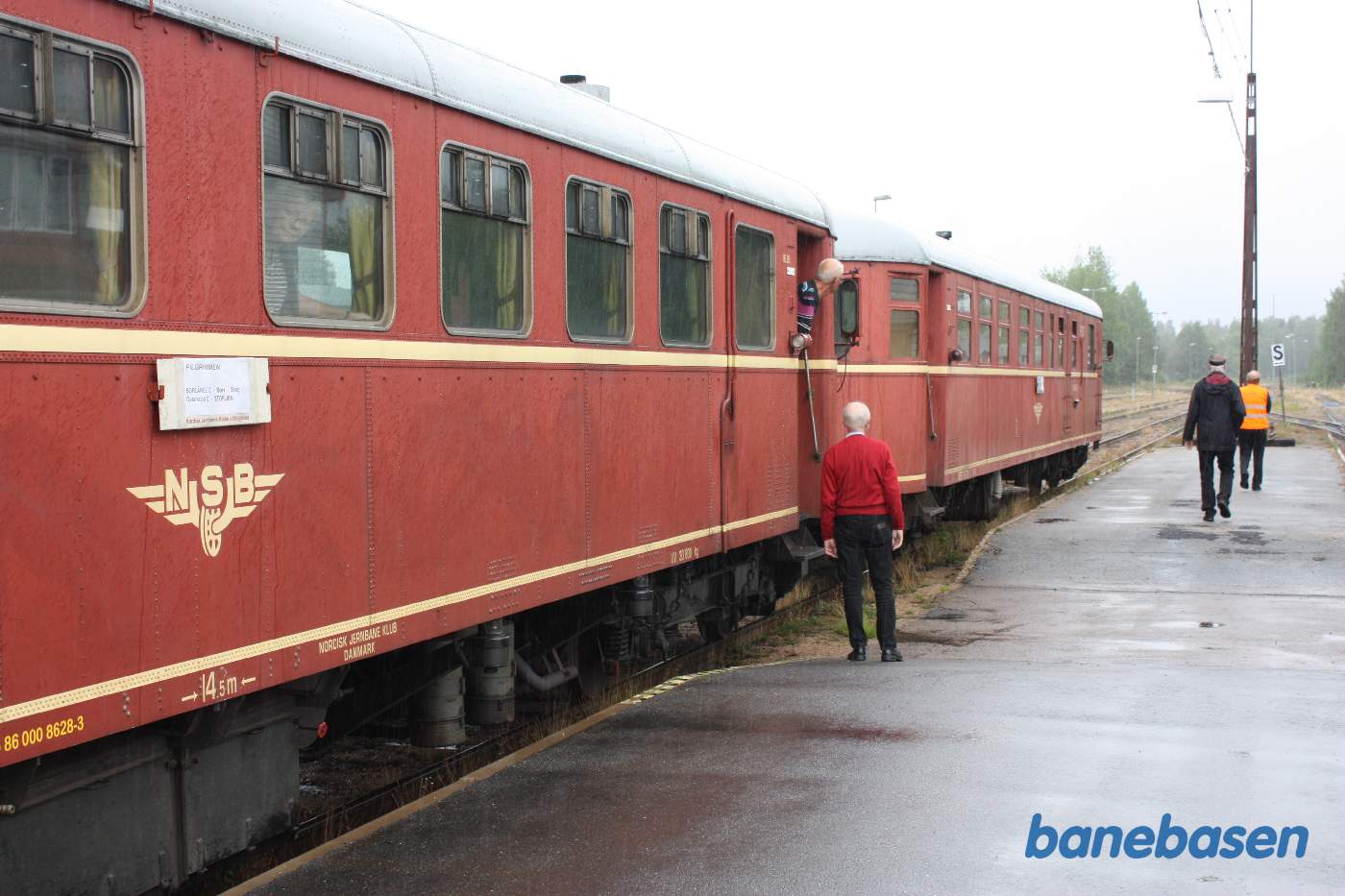 Personale og en gæst på perronen