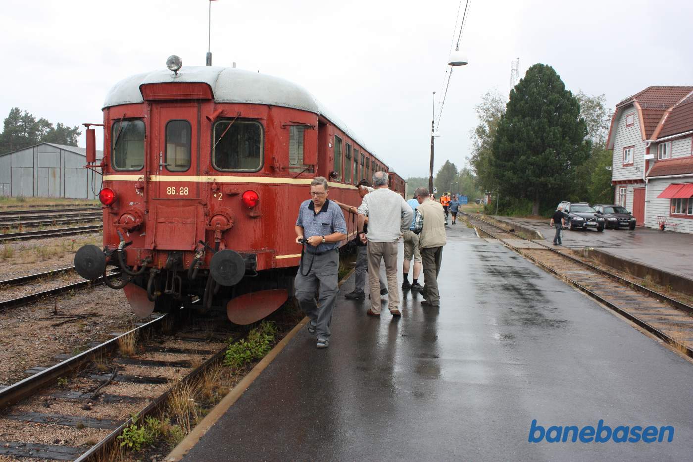 På trods af regnen, skal gæsterne ud på perronen. Vi har et længere ophold for at tanke diesel på motorvognen