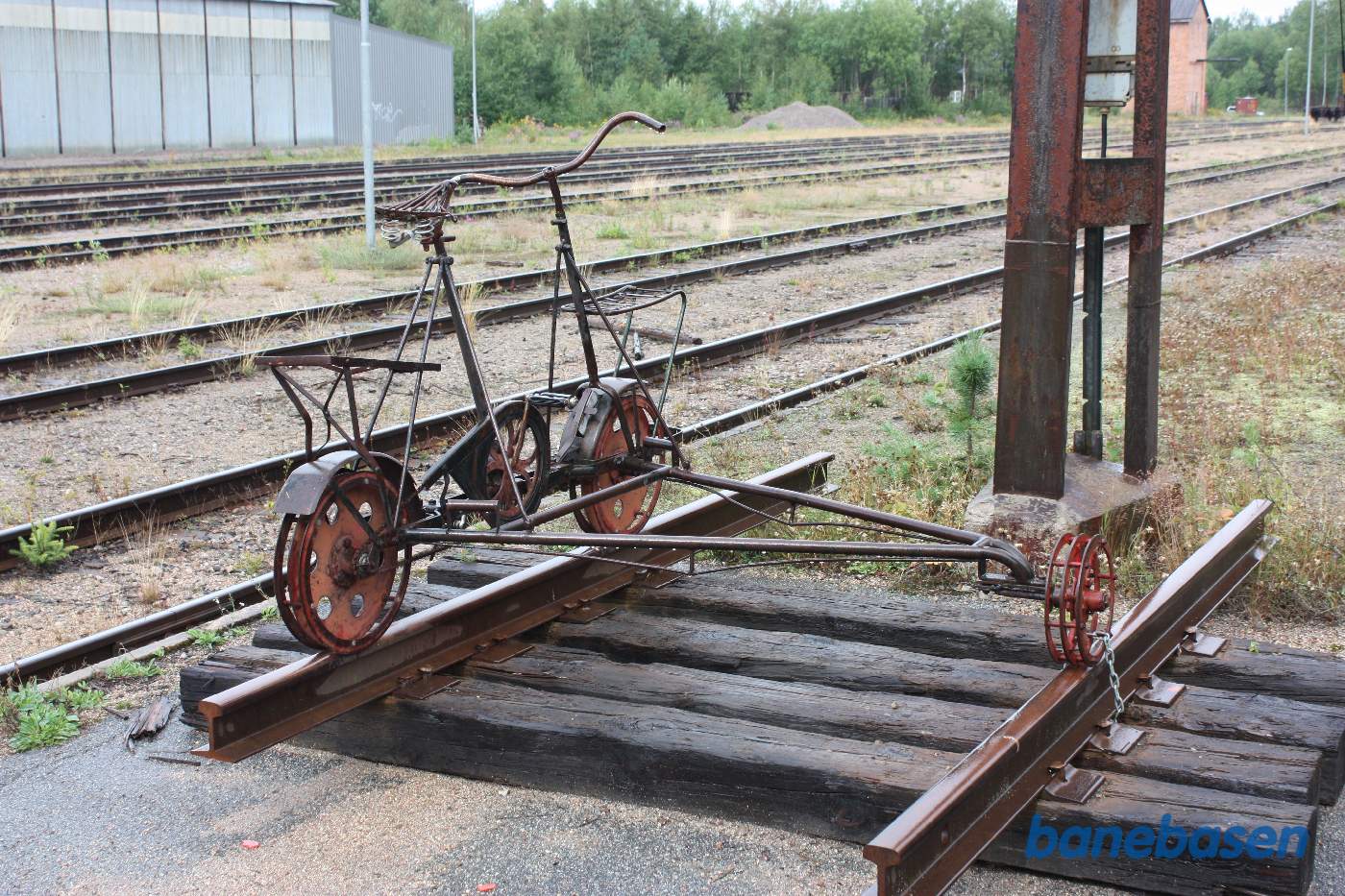 En skinnecykel står aflåset på en sporramme, bemærk den høje gearing