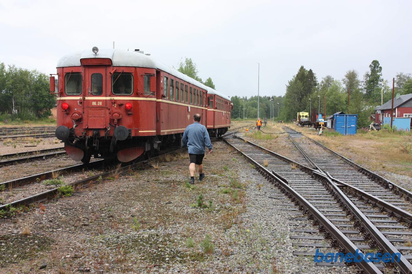 Toget rangerer frem til brændstofslangen