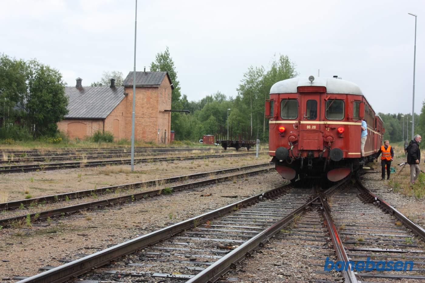 Toget rangerer frem til brændstofslangen