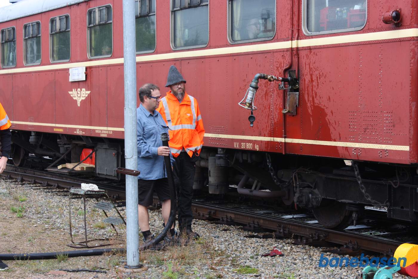 Øv, da der kom tryk på dieselolien skød den slangen af påfyldnings studsen, så olien sprøjtede ud over det hele