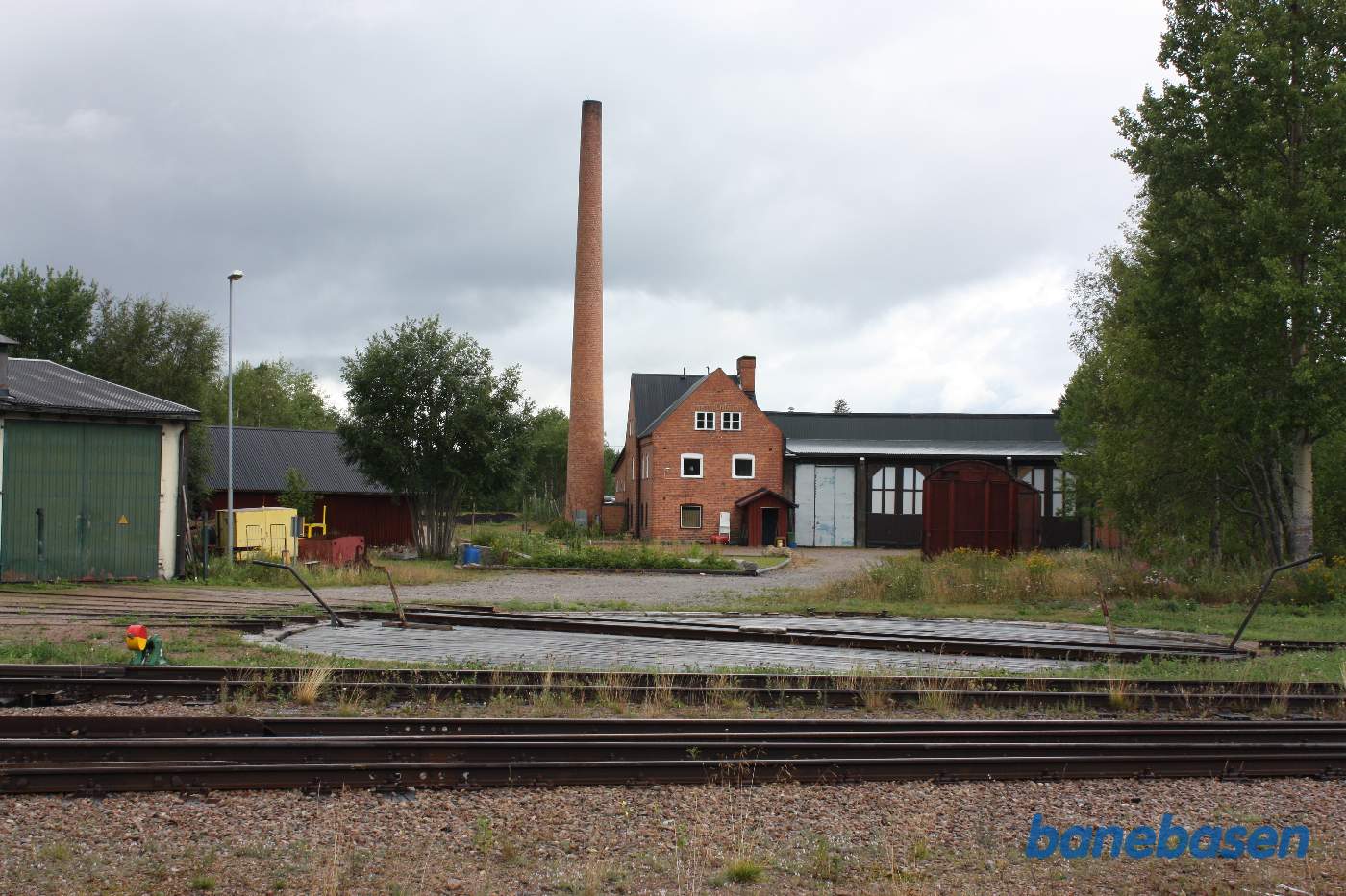 Rundremiserne med den overdækkede drejeskive i forgrunden