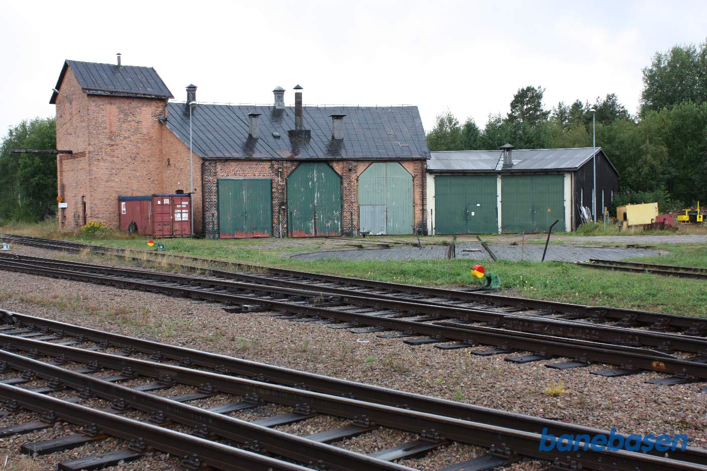 Rundremiserne med den overdækkede drejeskive i forgrunden