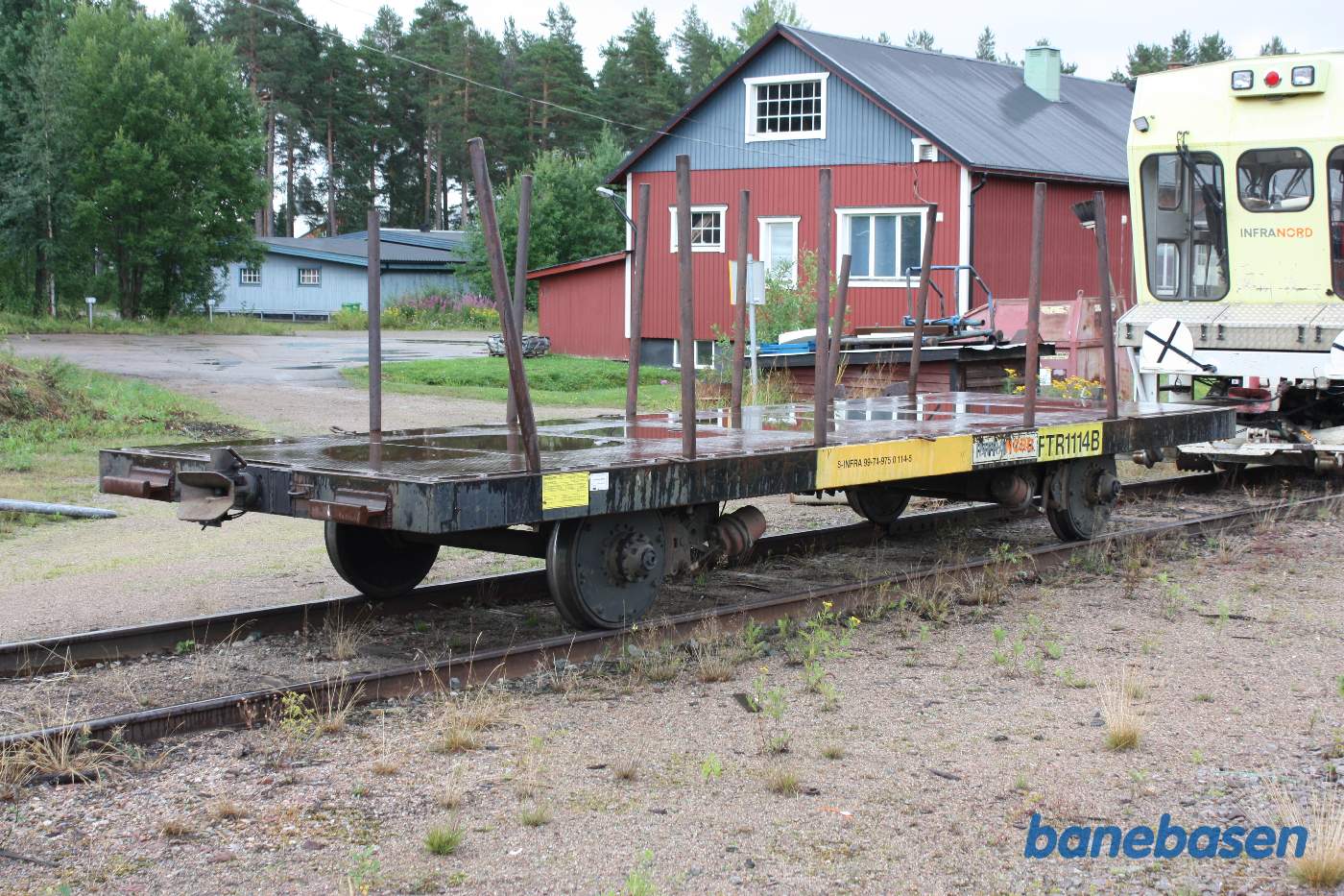 En skinnebusundervogn ombygget til åben godsvogn