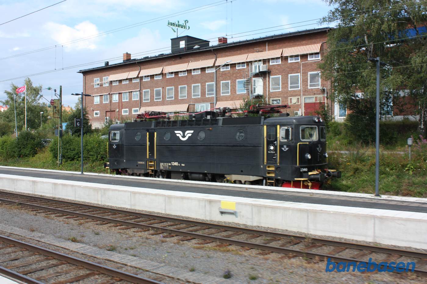 Vi er på vej ind på Östersund Centralstation, et elektrisk lokomotiv hensat i et perronspor