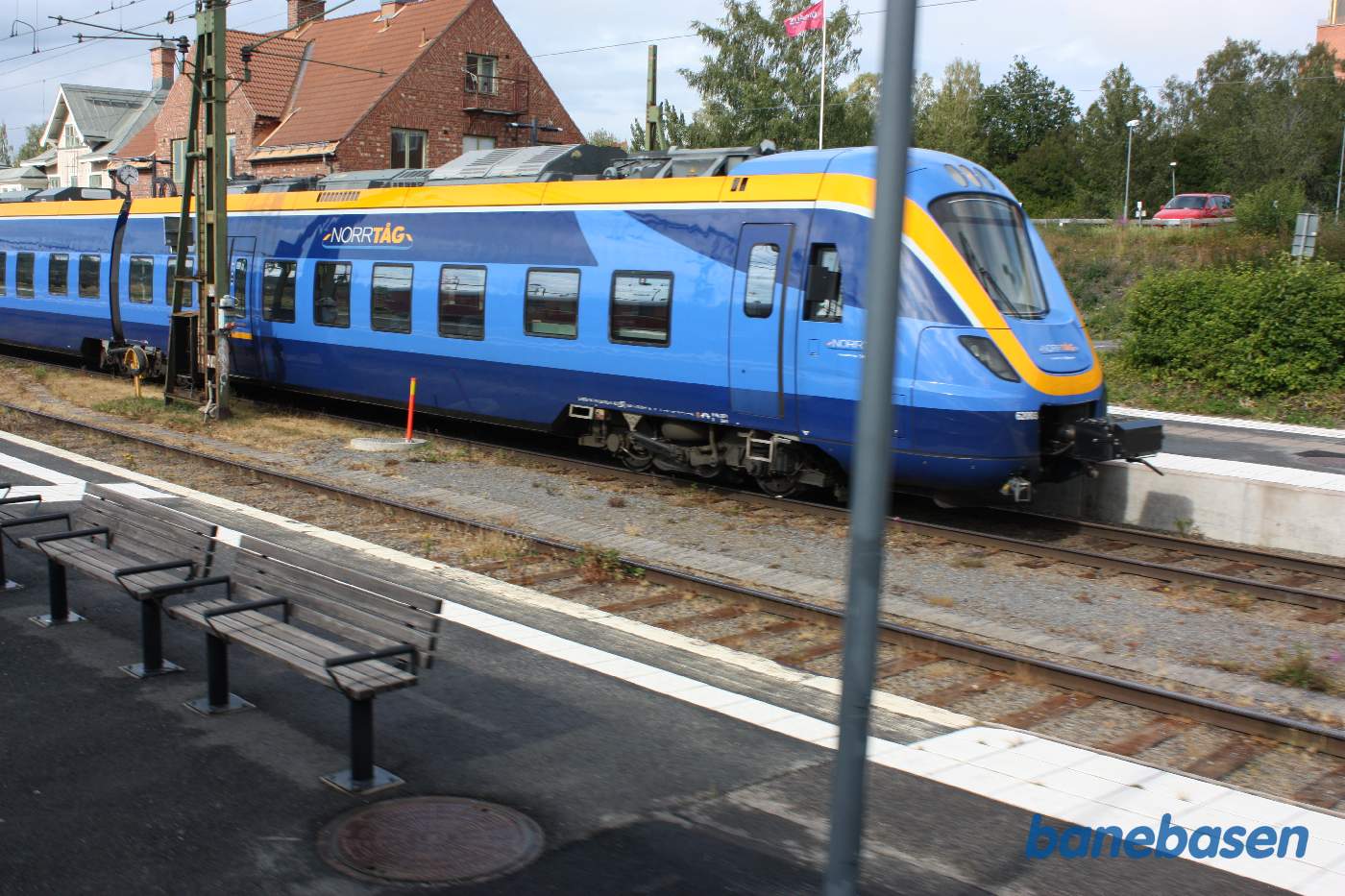 Et blåt elektrisk togsæt ved den modsatte perron