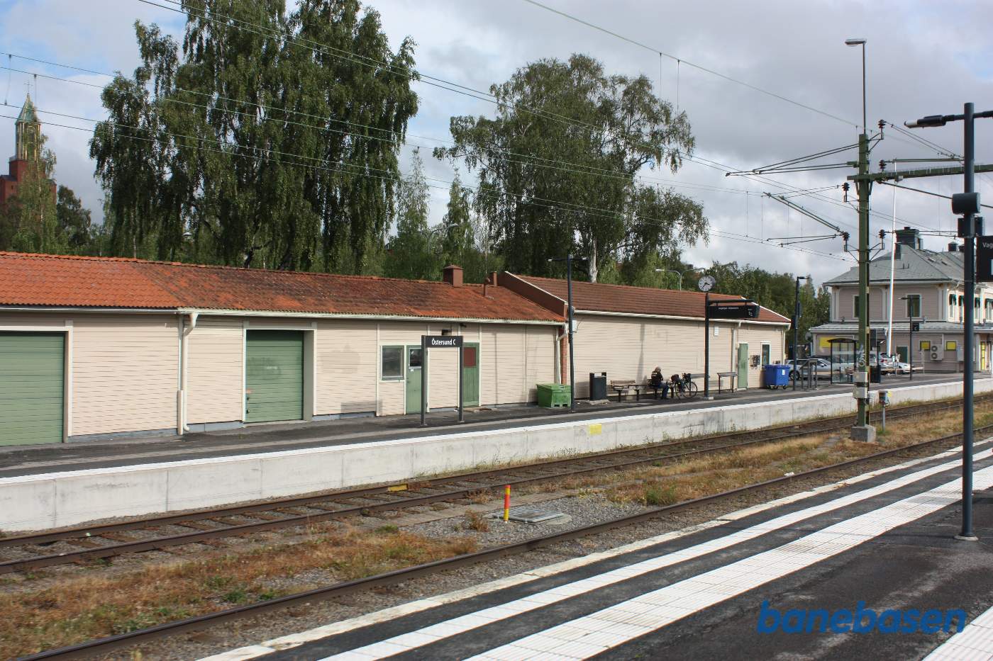 Et vue ud over stationsområdet med stationsbygningen ude i højre side