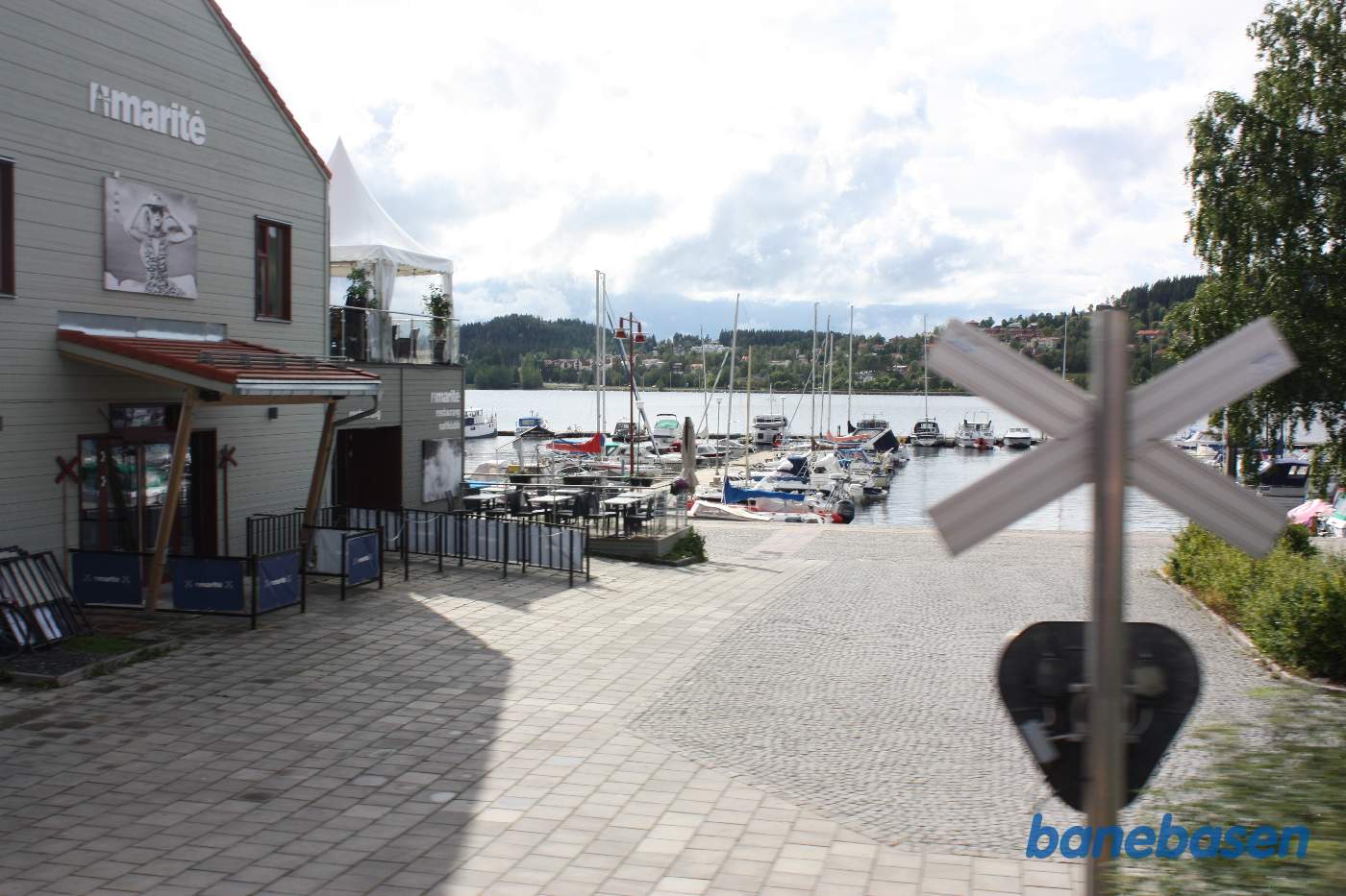 Et vue ud over lystbådehavnen, set fra toget