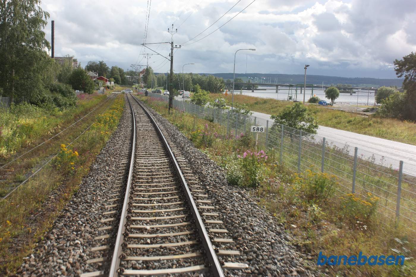 Toget på vej ud af Östersund. Sporet til venstre er Inlandsbanans fortsættelse mod nord, her km 588