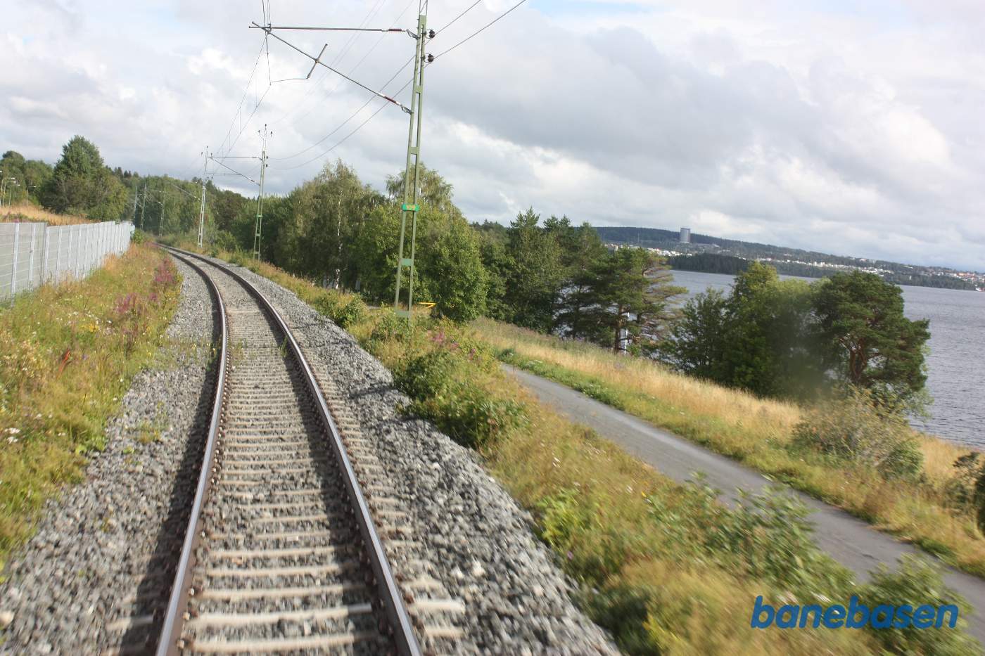 Vi kører langs søen og kan se Östersund ude til højre