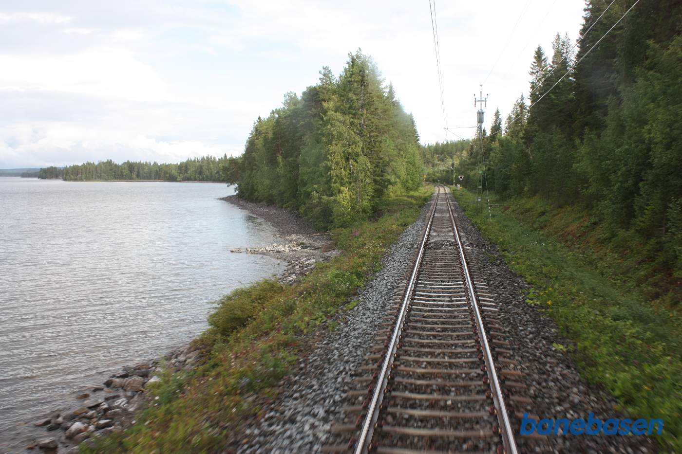 Et bagskud et sted på strækningen mellem Östersund og Storlien, her en flot sø til venstre