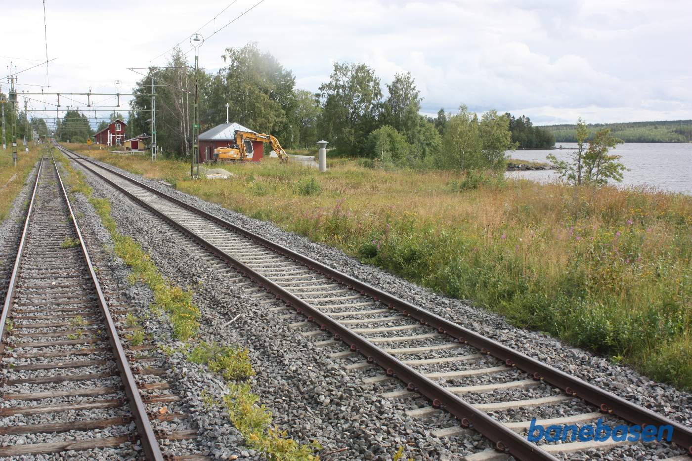 Et bagskud et sted på strækningen mellem Östersund og Storlien, her en ukendt station, hvor vi skal krydse med persontog