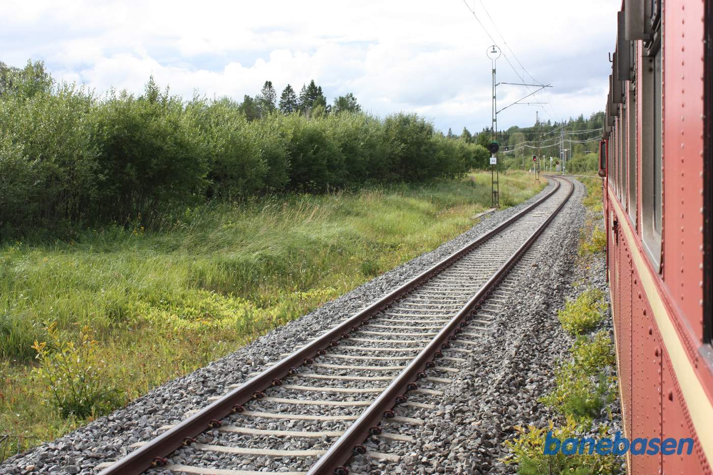 Et bagskud et sted på strækningen mellem Östersund og Storlien, her en ukendt station, hvor vi skal krydse med persontog