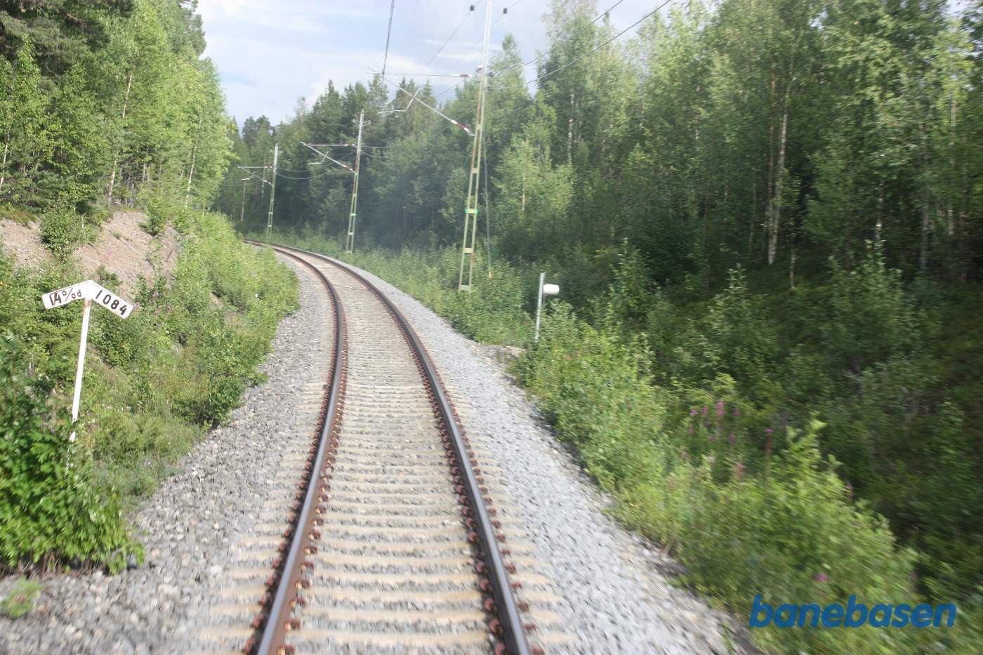 Et bagskud et sted på strækningen mellem Östersund og Storlien, her ses en faldviser 14 promille og kurveradius på 1084 meter
