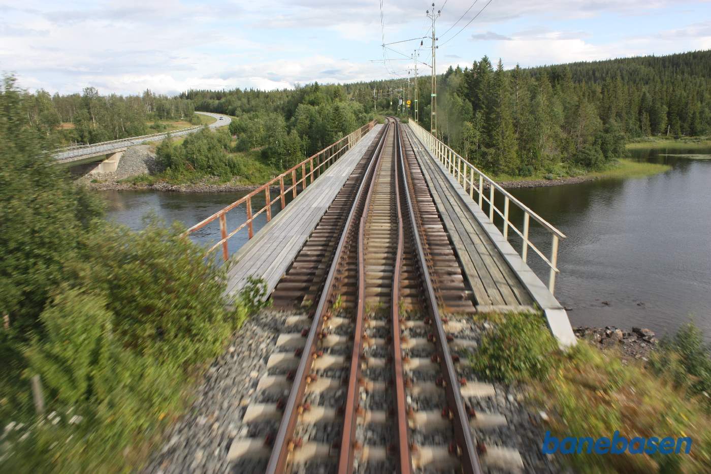 Et bagskud et sted på strækningen mellem Östersund og Storlien, her er vi kørt over en elv, hovedvejen inde til venstre