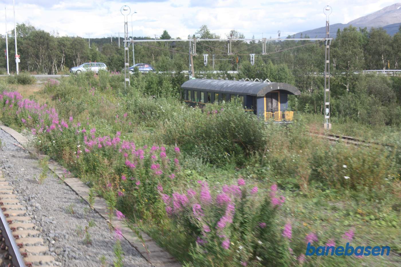 Et bagskud på vej ind på Storlien station, en gammel personvogn inde til højre
