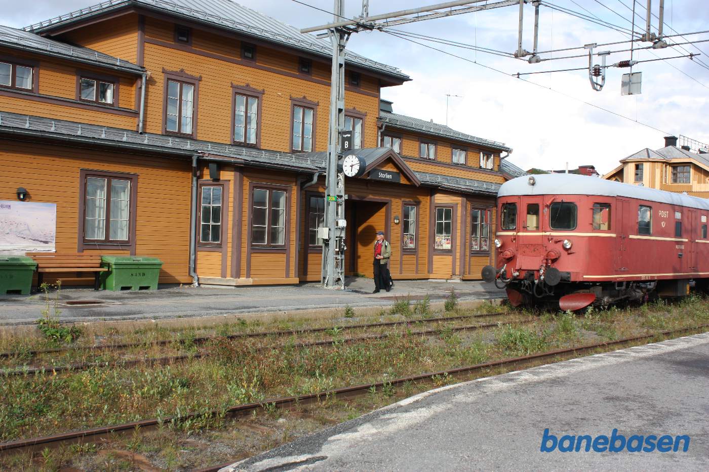 Stationsbygningen set fra perronen