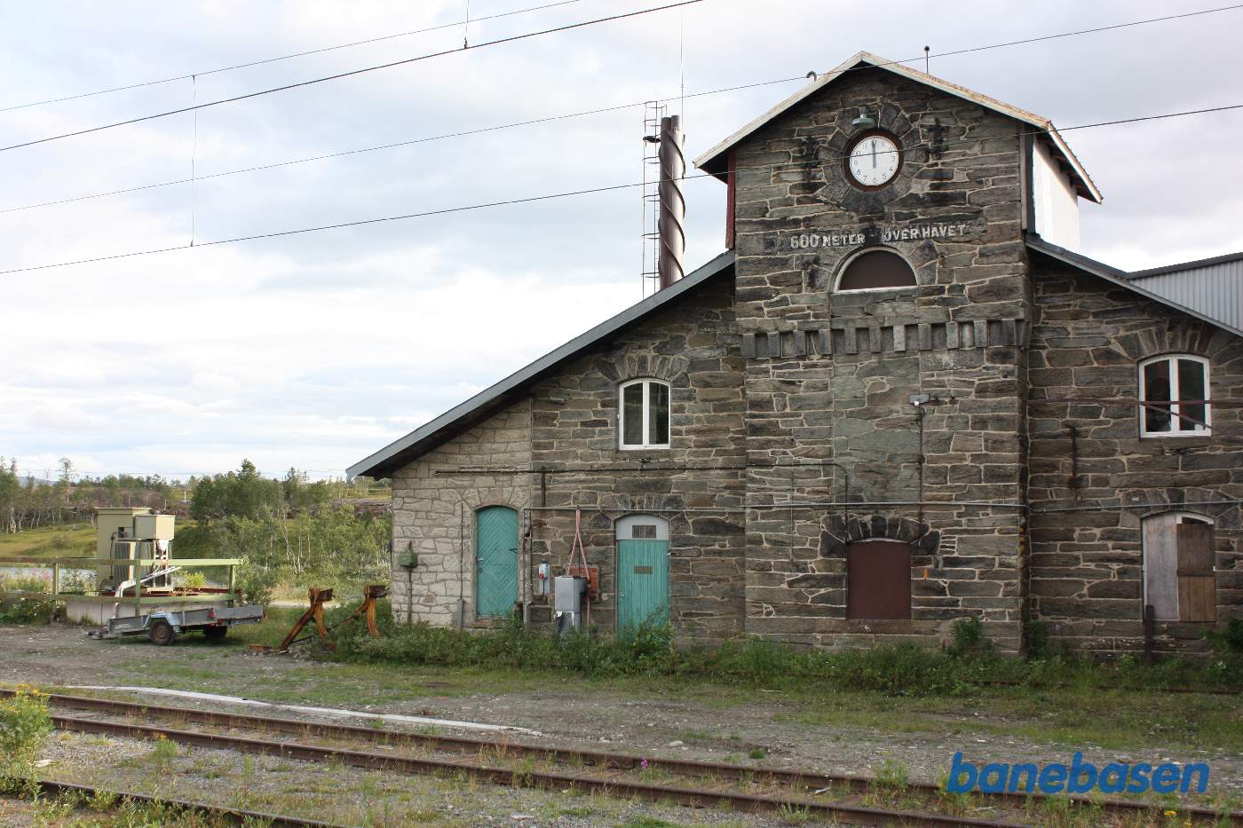 En bygning opført af natur sten. Vi er 600 meter over havet og mon ikke der kommer en del sne om vinteren