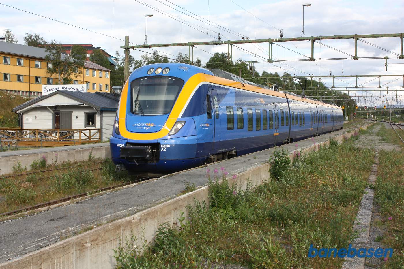 Et ordinært persontog fra Östersund på vej ind på stationen