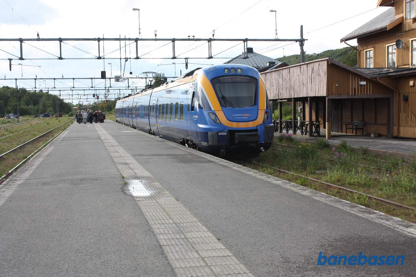 Et ordinært persontog fra Östersund på vej ind på stationen. Gæsterne fra det norske motortog står på perronen