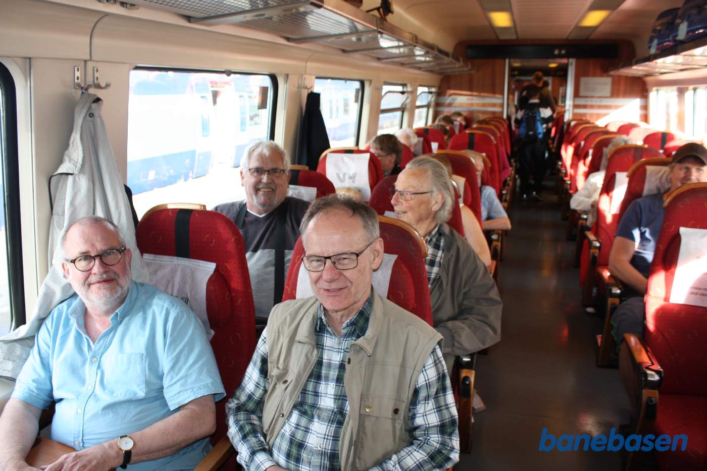 Så er alle kommet ind i toget og det svenske blå tog skimtes ud ad vinduerne i venstre side