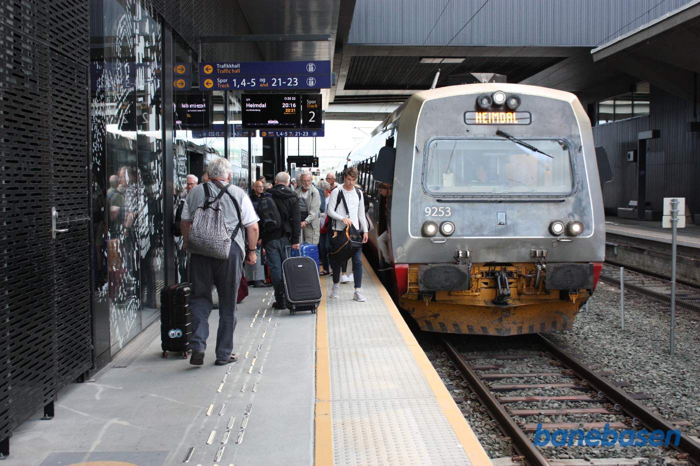 Persontoget er kommet til Trondheim og passagererne stiger ud, inden toget fortsætter til Heimdal
