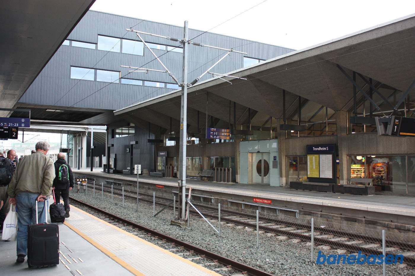 Den moderne overdækkede tværhal og rejsecenter bag spor 1