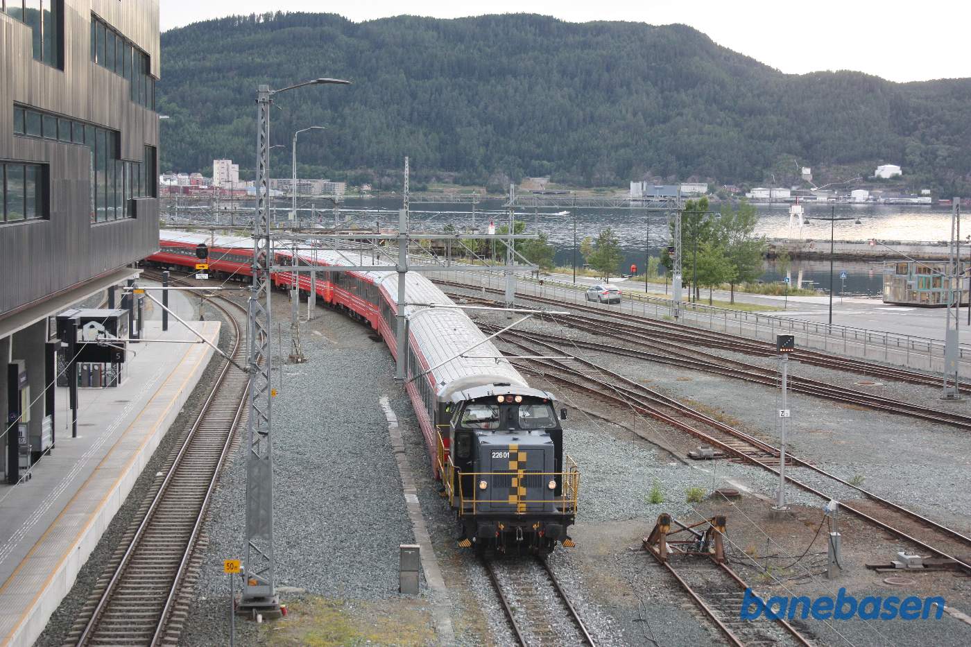 Et rangerlokomotiv trækker nattogets vogne til perron, set oppe fra gangbroen