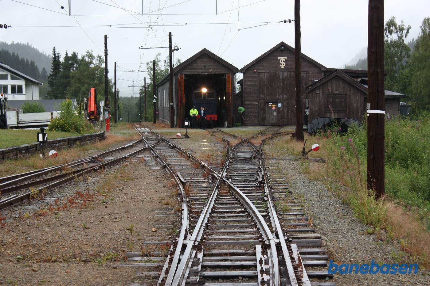 Medlemmerne har klargjort dagens elektriske lokomotiv i remisen