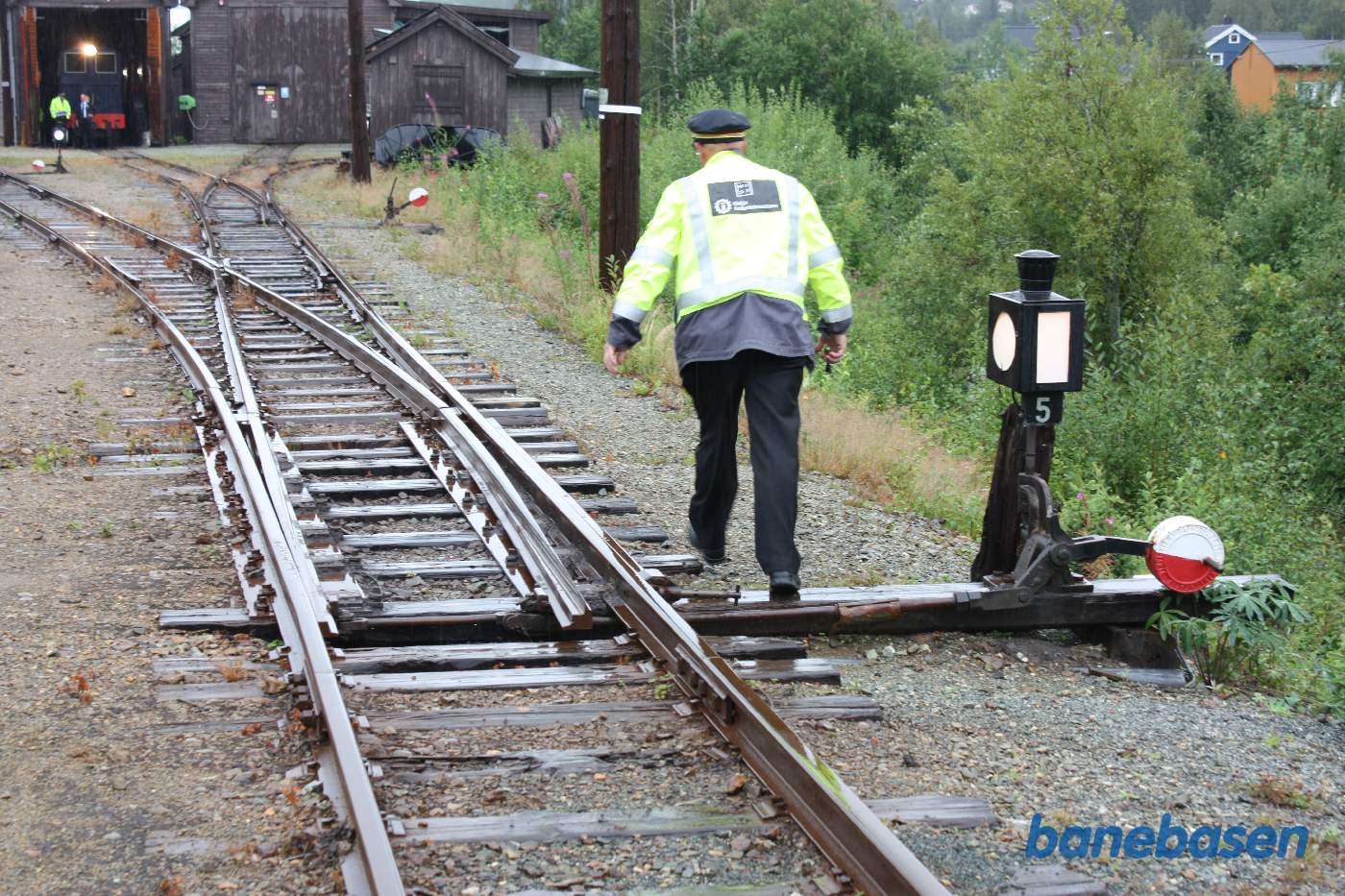 Rangerlederen er på vej over til remisen for at hente lokomotivet