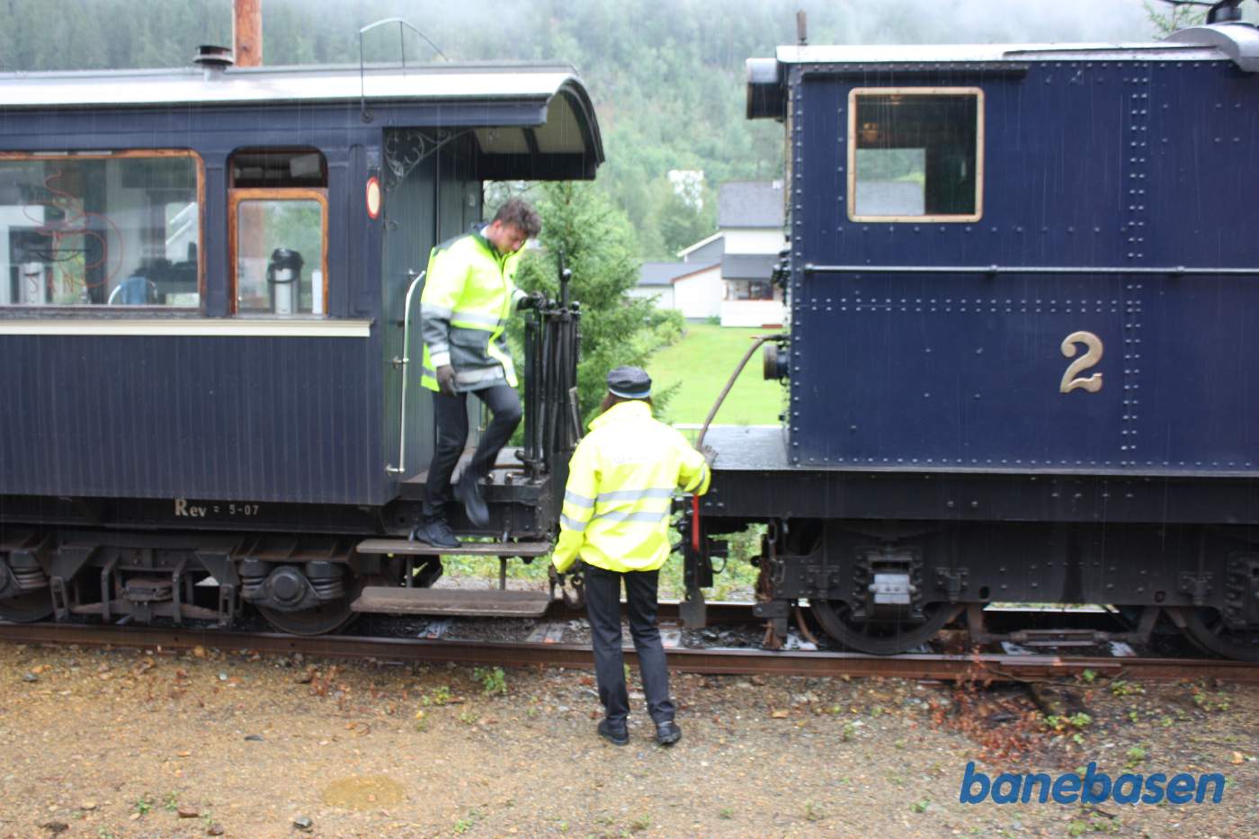 Dagens tog rangeres fra remisen til perron, maskinen kobles af for omløb af vognene