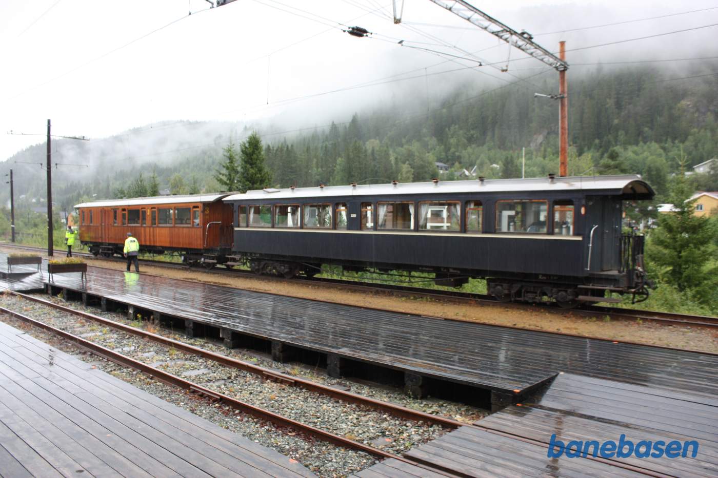 Vognene efterladt i sporet, mens maskinen omløber vognene