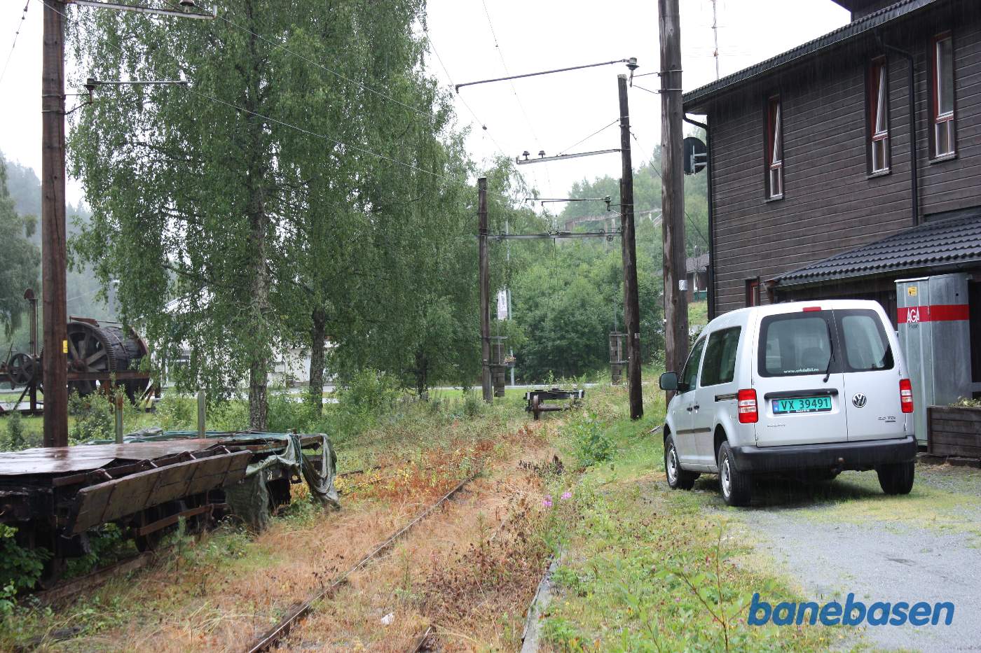 Her ender banen, udstillingsbygningen ses inde til højre