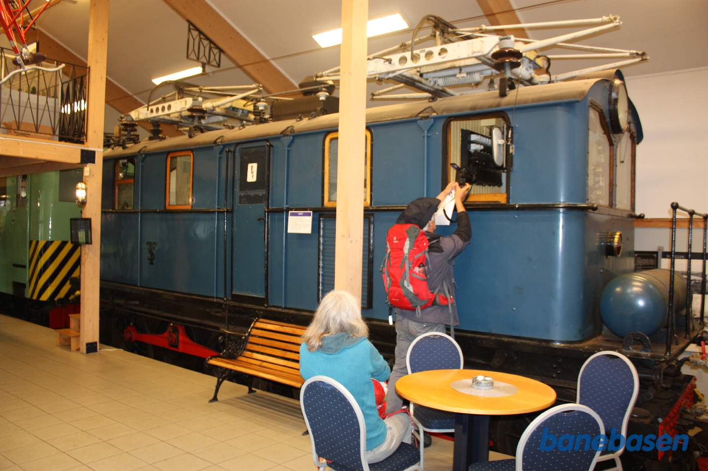 Et blåt elektrisk lokomotiv i udstillingen