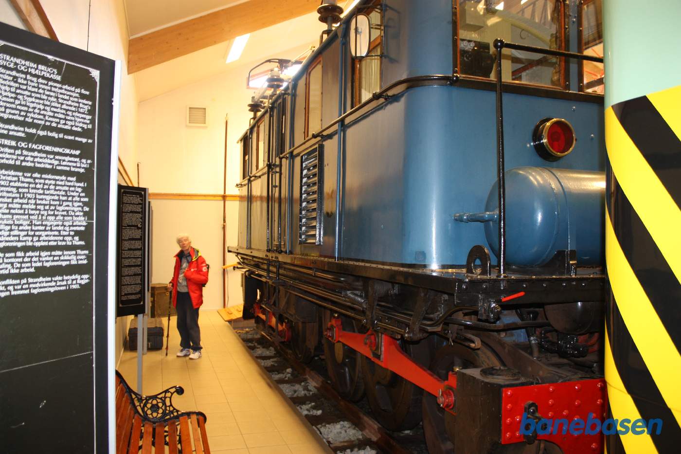 Et blåt elektrisk lokomotiv i udstillingen