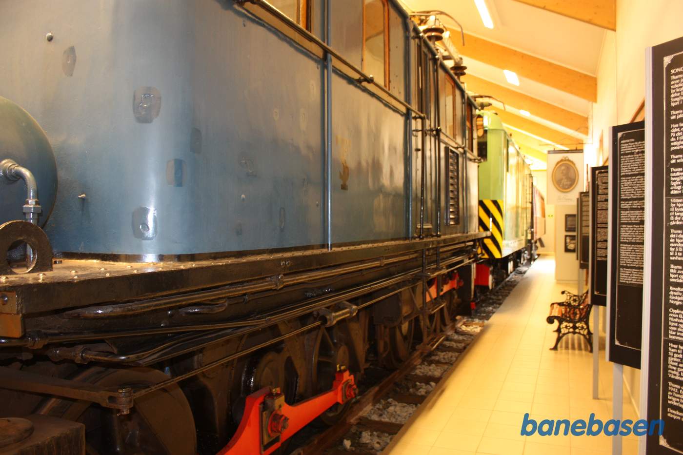 Et blåt elektrisk lokomotiv i udstillingen