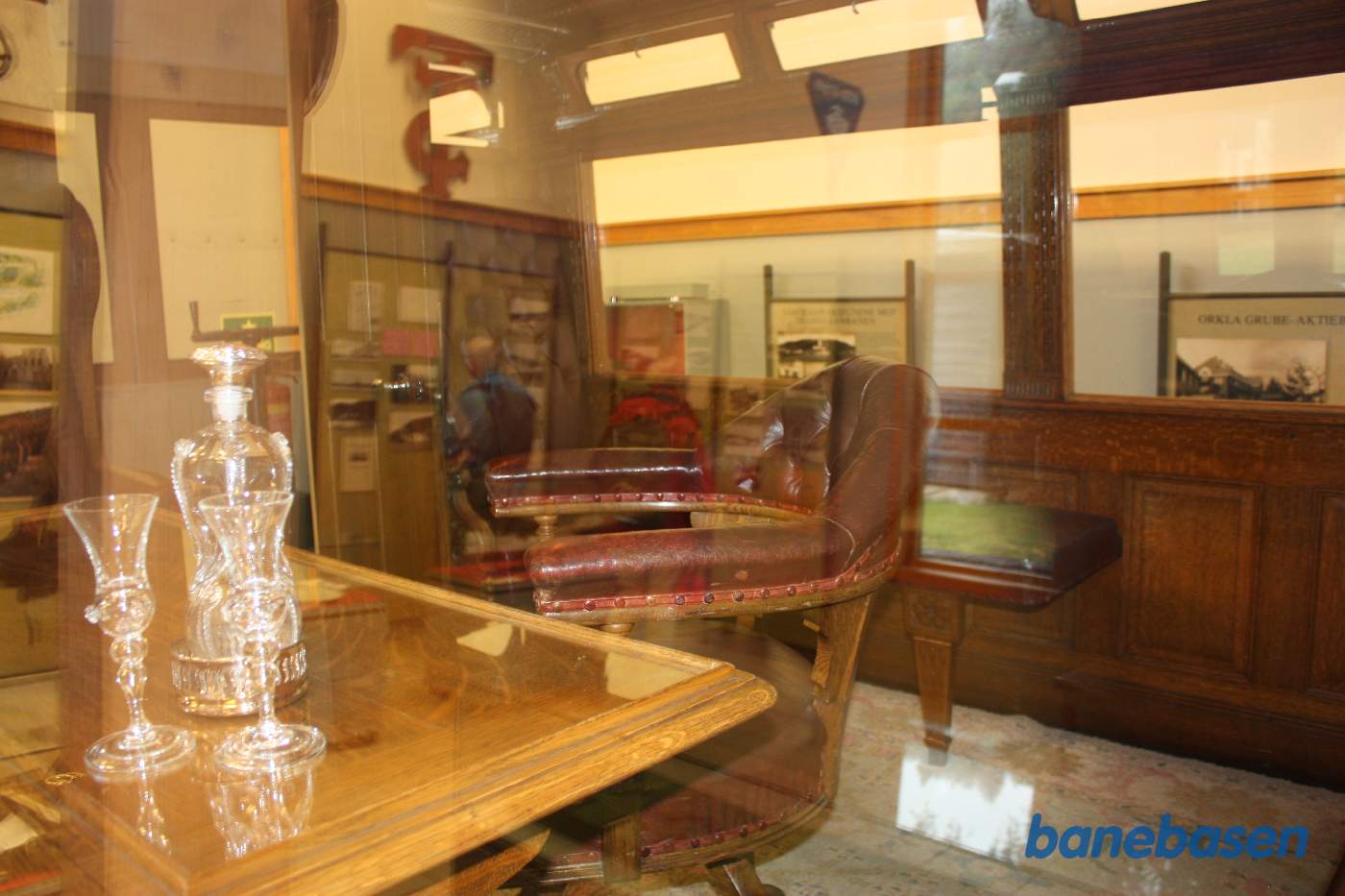 Et forsøg på at tage et billede ind gennem glasruden af den flotte vogns indretning, lidt ødelagt af spejlreflekserne i ruden