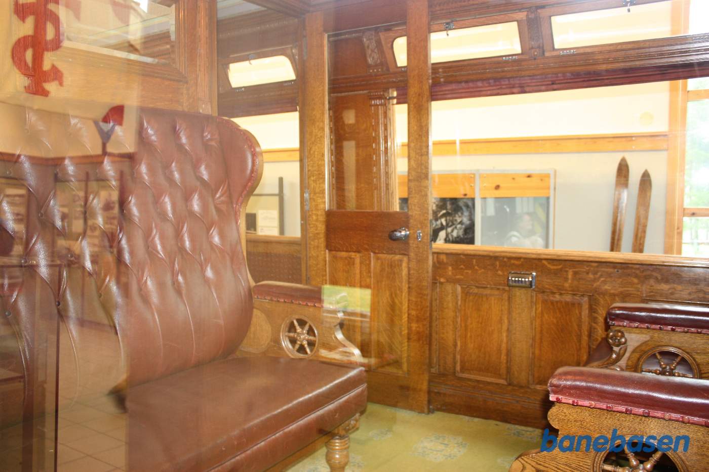 Et forsøg på at tage et billede ind gennem glasruden af den flotte vogns indretning, lidt ødelagt af spejlreflekserne i ruden