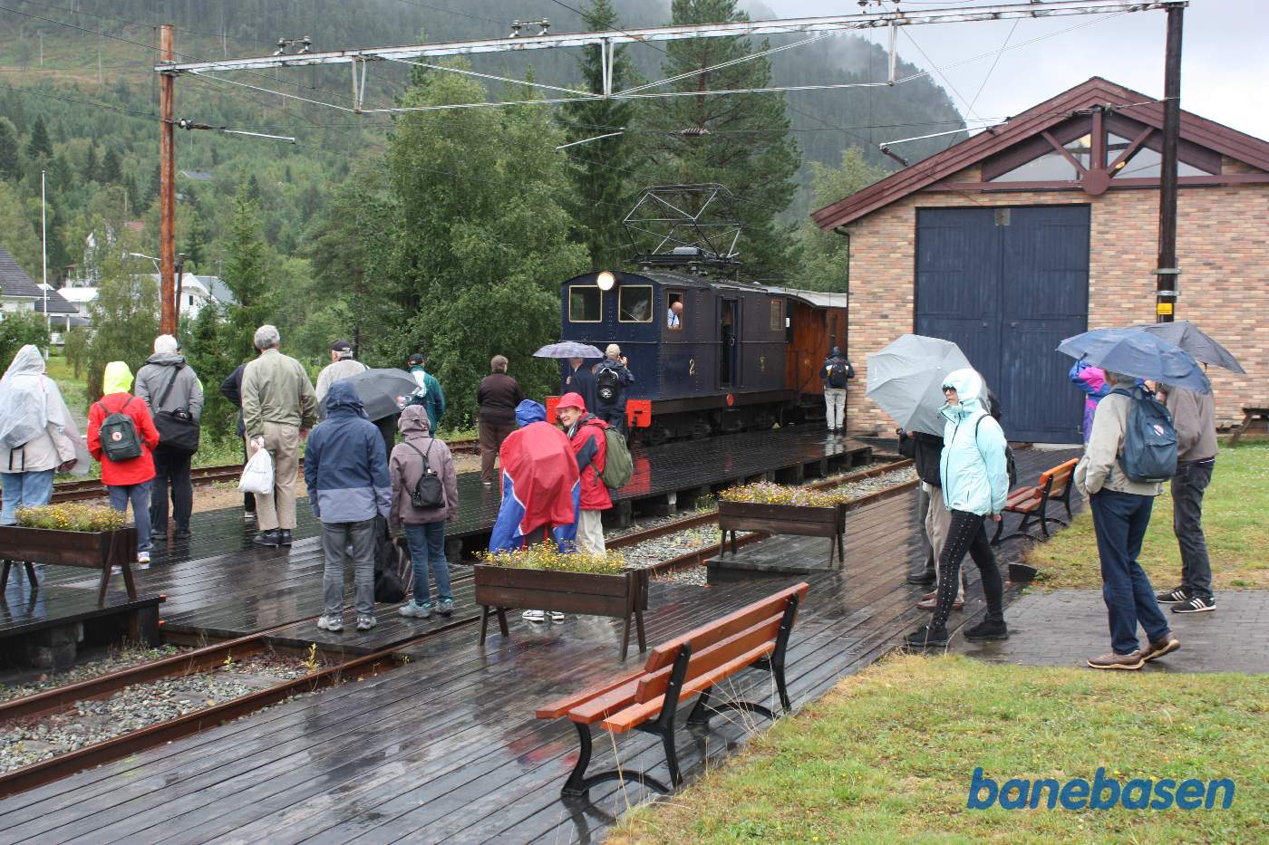 Gæsterne er ved at samle sig i regnvejret ude på perronen, dagens særtog triller til perron