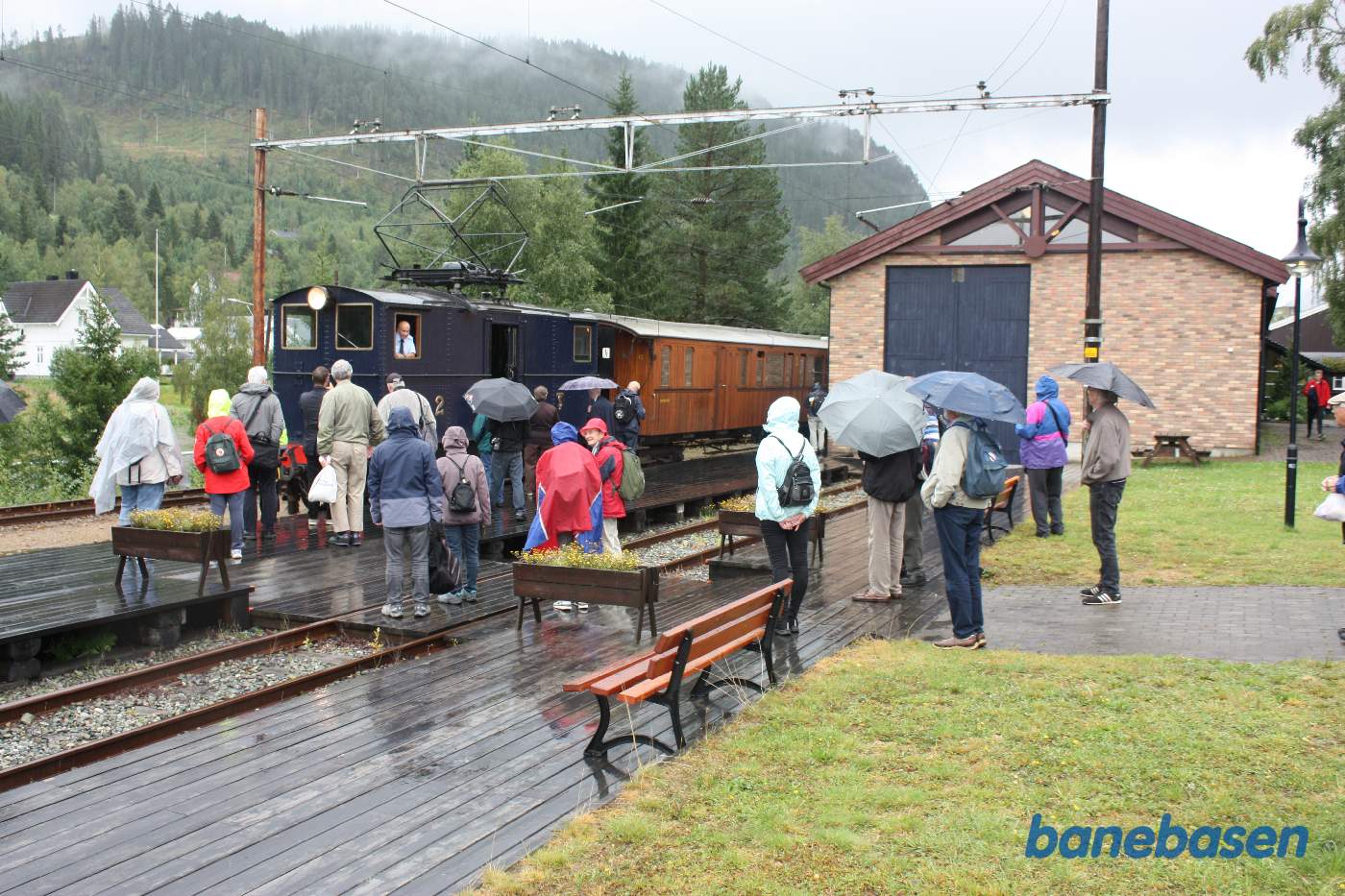 Gæsterne er ved at samle sig i regnvejret ude på perronen, dagens særtog triller til perron